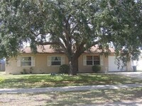 Building Photo - Large Fenced Yard | Central Air | Garage |...