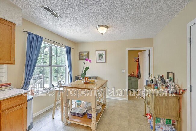 Building Photo - 2318 N England Ct