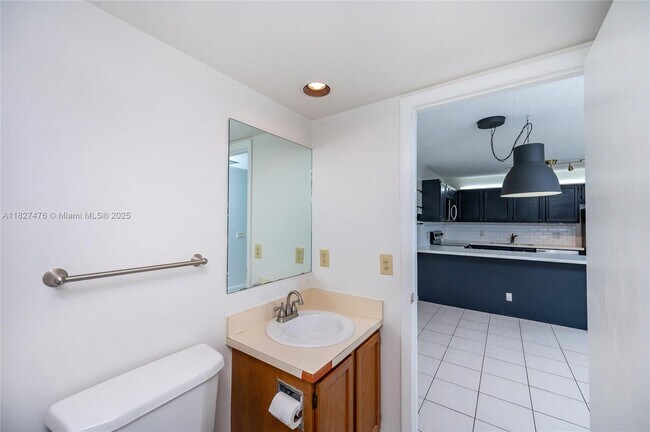 Building Photo - 2536 Camelot Ct