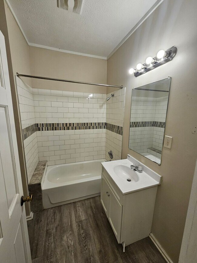 Building Photo - Clean 2 bedroom, 1 bath.