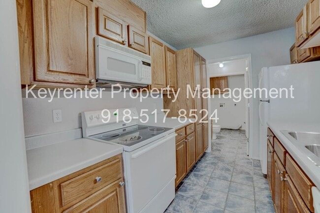 Building Photo - Beautiful 3 Bedroom, 2.5 Bath Condo in Canterbury!