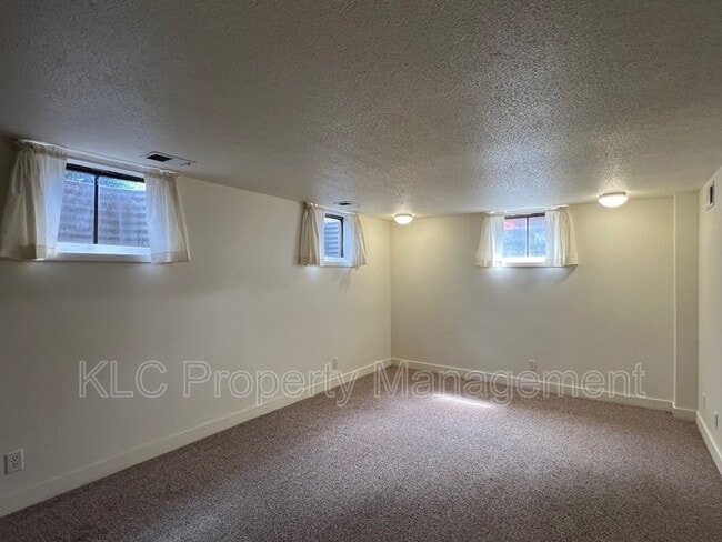 Building Photo - 6642 Holcomb Cir