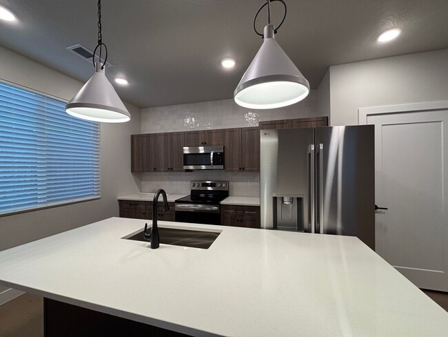 Building Photo - SINGLE LEVEL TOWNHOME FOR RENT!