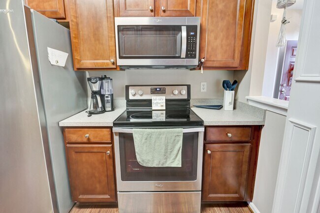 Building Photo - Charming 3 BD - 2.5 BA townhome located so...