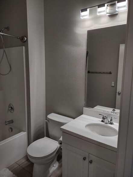 Building Photo - 982 Sweetbriar Ln