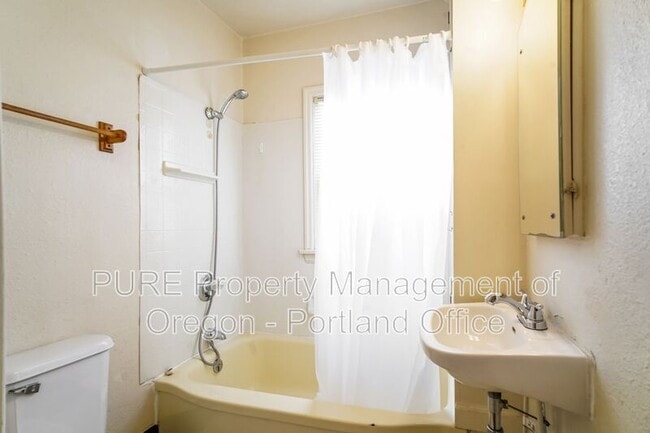 Building Photo - 715 NE 20th Ave