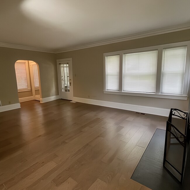 Building Photo - Immediate Move In or Nov 1st Beautiful 3 B...