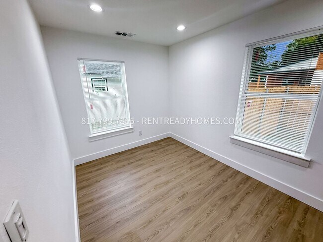 Building Photo - 1337 W Bewick St