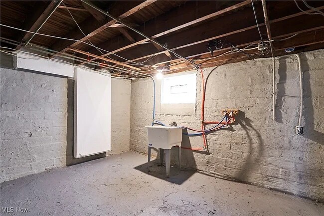 Building Photo - 8606 Vineyard Ave