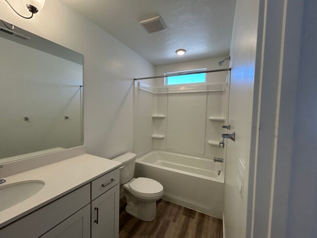 Building Photo - 3 Bedroom 2.5 Bathroom Townhouse in Eagle Mountain!