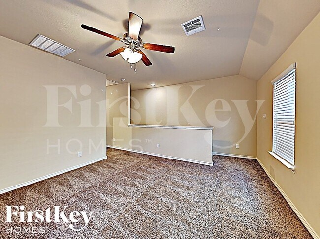 Building Photo - 561 Jamestown Ln