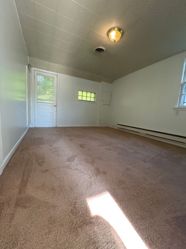 Building Photo - 4 Bedroom Available August 2026! Monthly r...