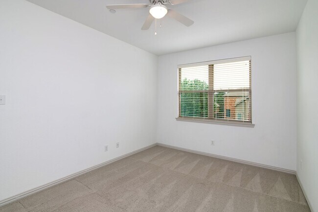 Building Photo - Beautiful 3 Bedroom Luxury Townhome, MCKIN...