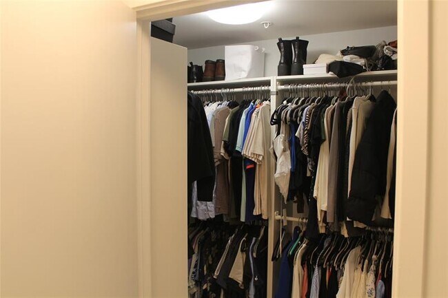 Building Photo - 999 SW 1st Ave