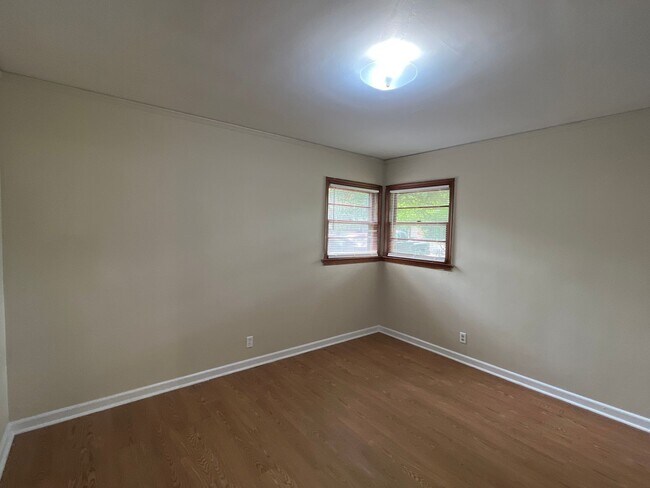 Building Photo - **ON HOLD**3 Bedroom / 1 Bathroom Home for...