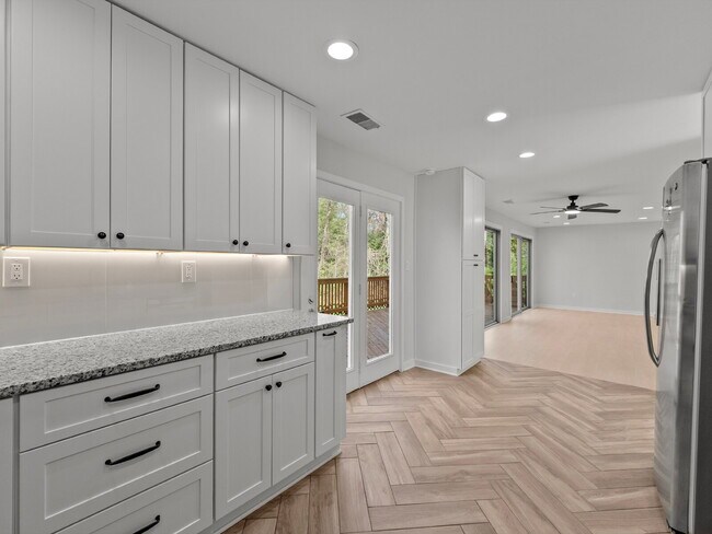 Building Photo - "Spacious 5-Bed Haven on Cedarest Rd – Where Comfort Meets Convenience in Fairfax!"