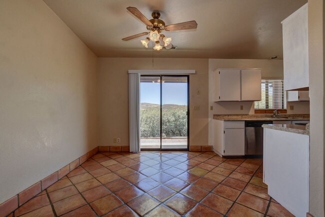 Building Photo - Home in Cliff Rose!