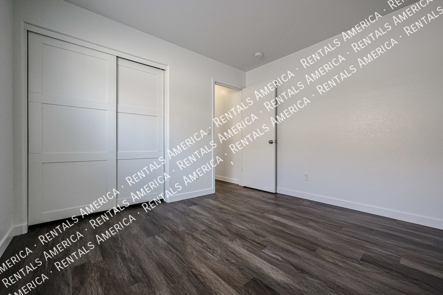 Building Photo - 12731 W Sharon Dr