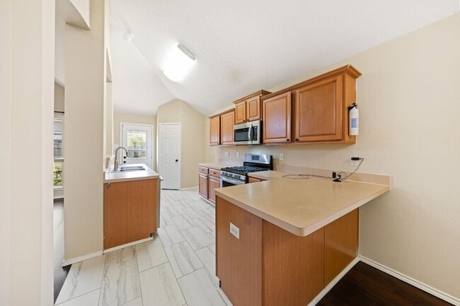 Building Photo - 6718 Meadowcrest Dr