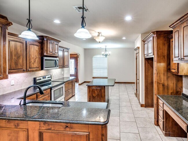 Building Photo - 2121 Mill Creek Way