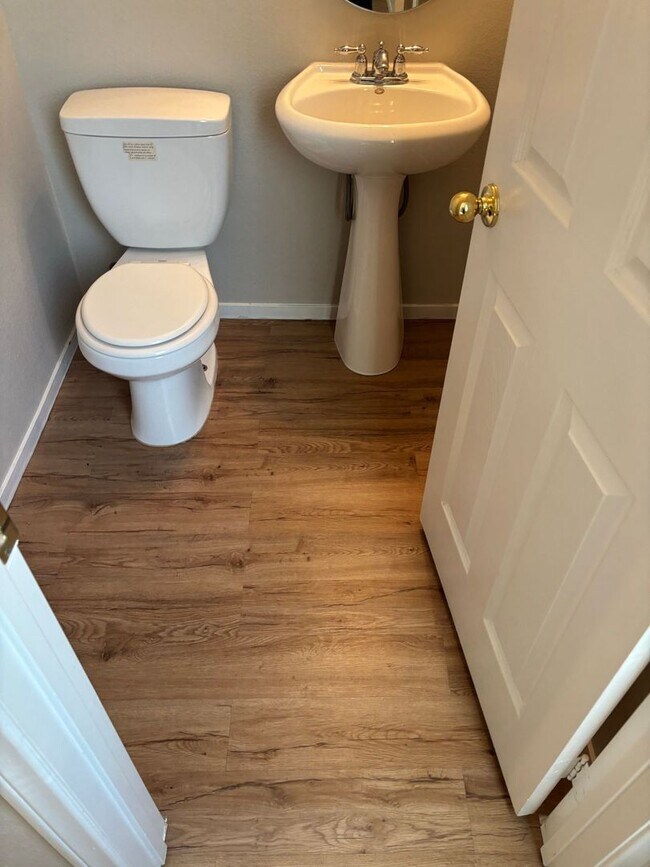 Building Photo - GREAT TOWNHOME LOCATED IN GATED COMMUNITY!!