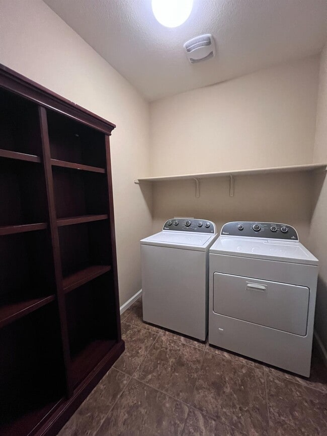 Building Photo - 2020 Makenna Dr