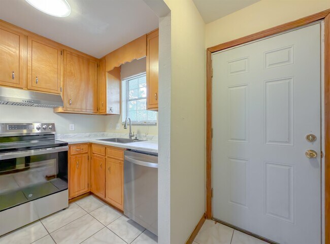 Building Photo - 1104 Greentree Ct