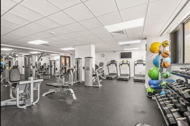 Building Photo - 5600 N Flagler Dr