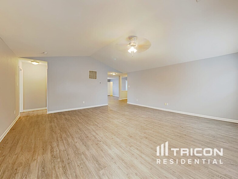 Building Photo - 3367 Pikes Peak Dr
