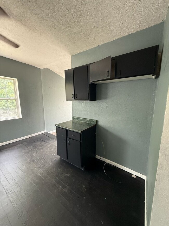 Building Photo - 3 bedrooms 1 bath