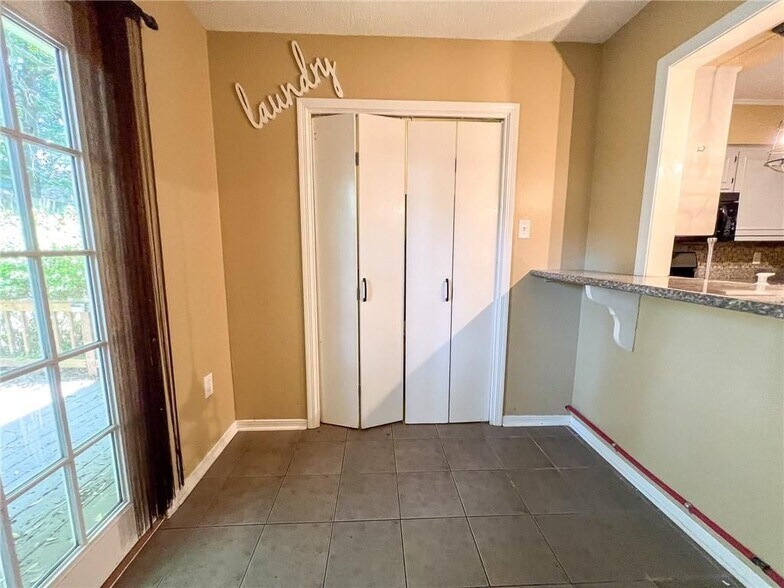 Building Photo - 953 Dickenson Ave