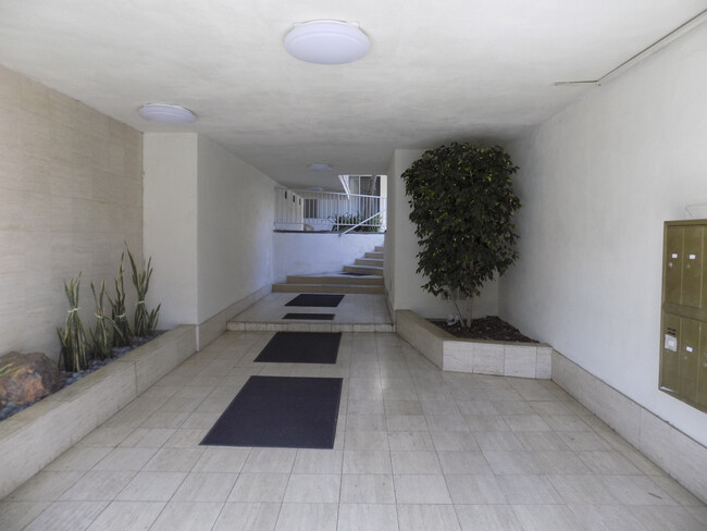 Building Photo - 505 Idaho Ave in Santa Monica - steps to M...