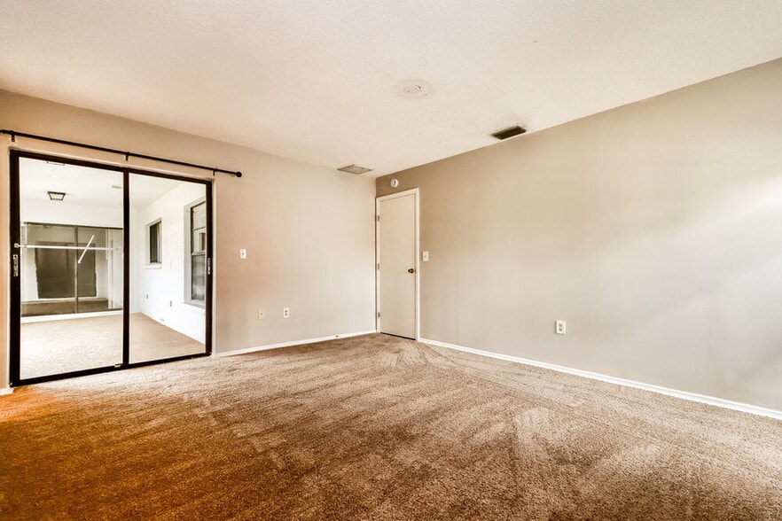 Building Photo - 2225 Hidden Meadows Dr E