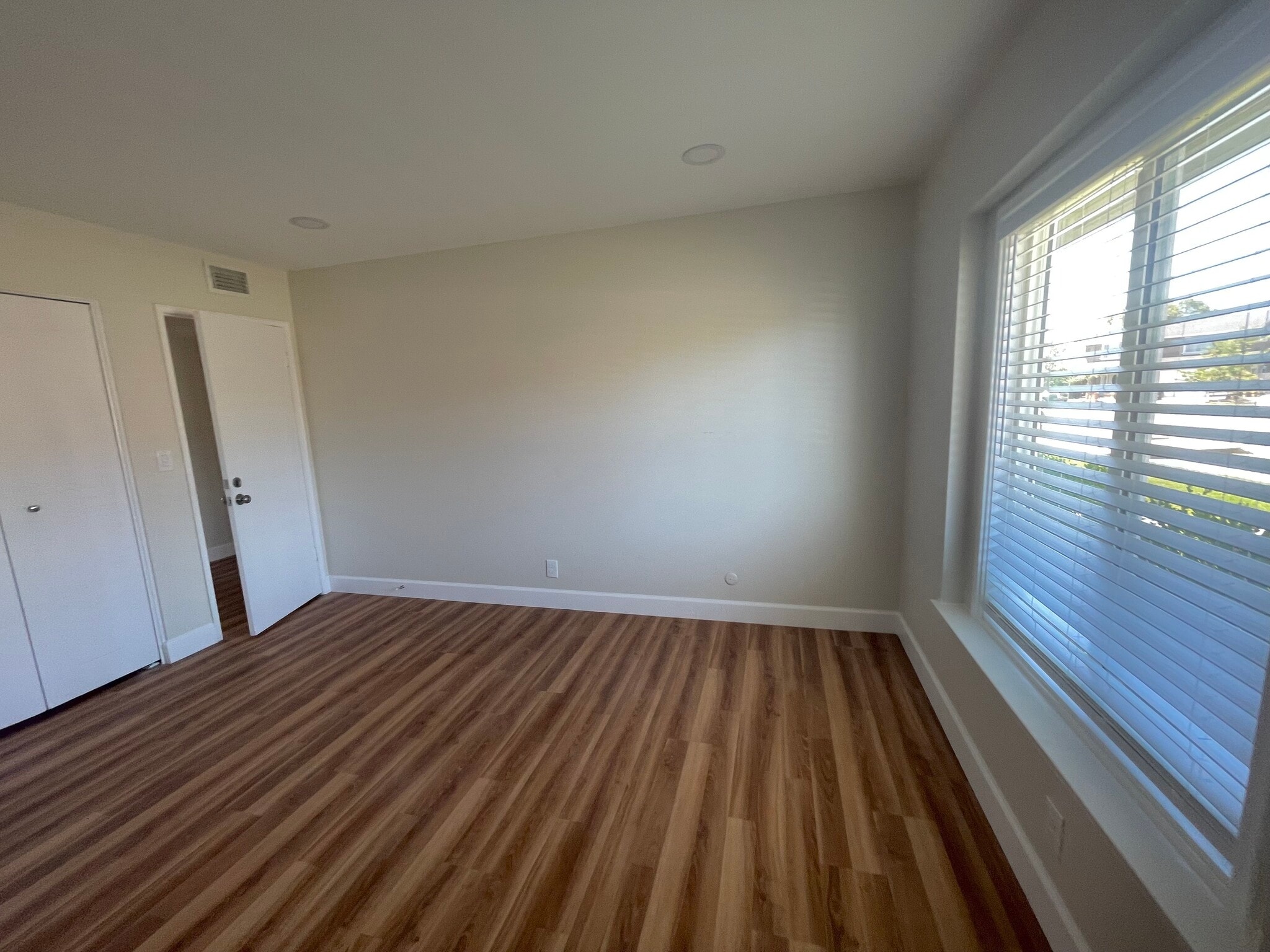 Building Photo - 1666 W Chanticleer Rd