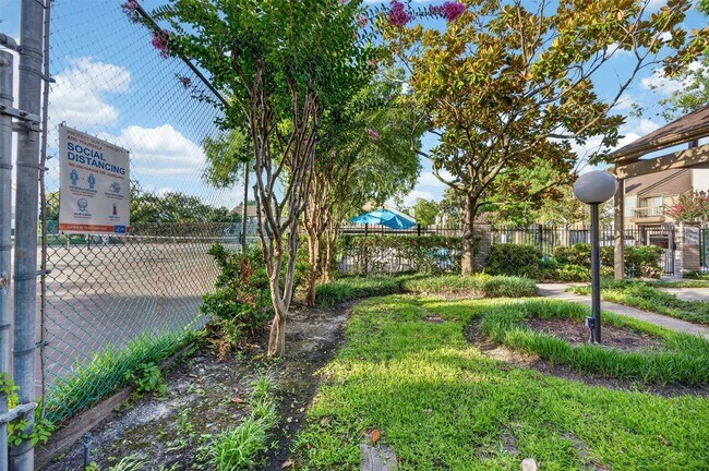 Building Photo - 10053 Westpark Dr