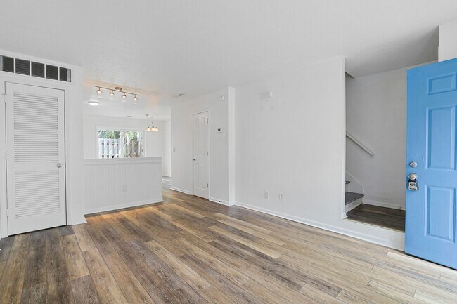 Building Photo - 705 26th Ave S