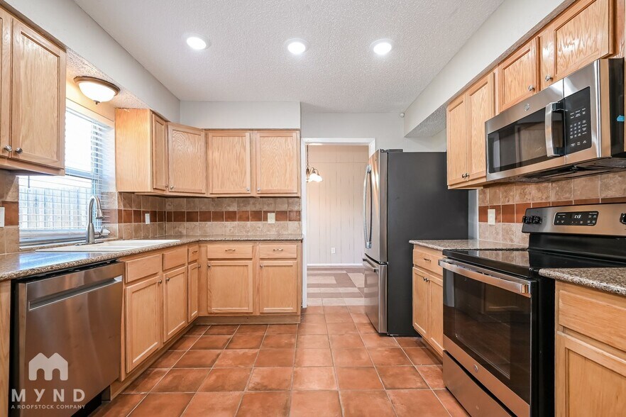 Building Photo - 605 Pyramid Dr