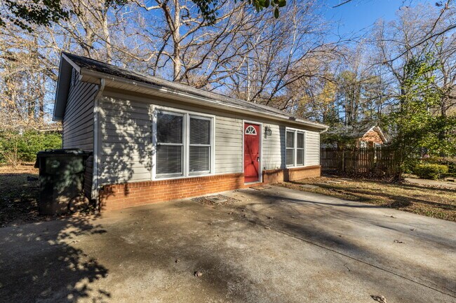 Building Photo - Charming & VERY CLEAN 1 Bed, 1 Bath Home Near Hospital & Winthrop | $1,200/month | Available Now