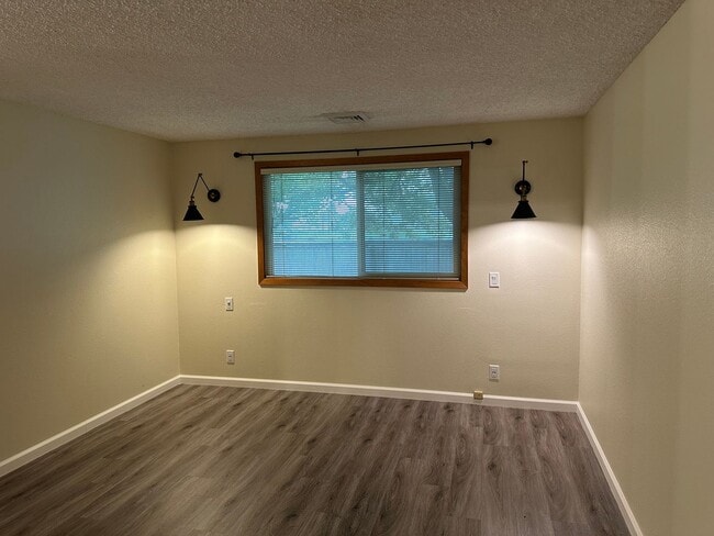 Building Photo - Beautiful 3 bedroom 2 bathroom house in a ...