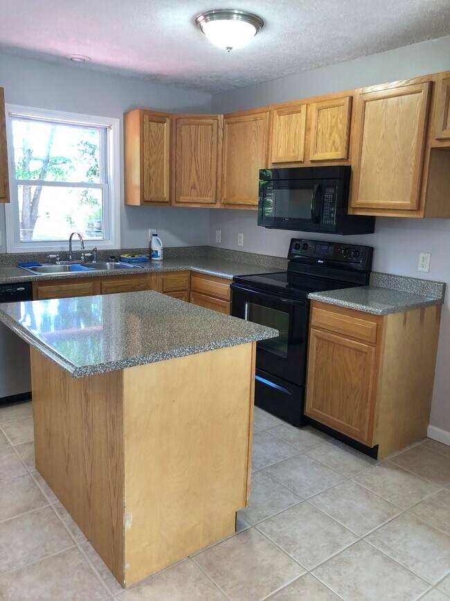 Building Photo - 1041 Hilltop Dr