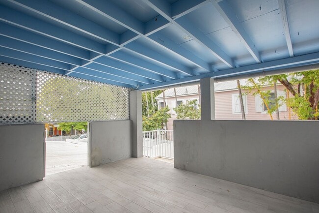 Building Photo - 2 Bedroom Apartment in Old Town