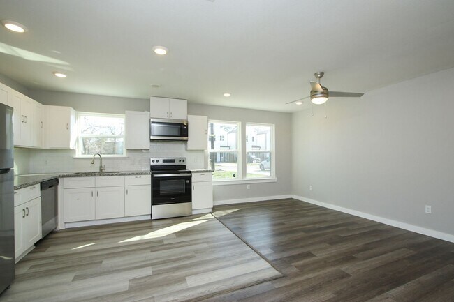 Building Photo - For Lease-Housing Vouchers Accepted | 3 Bed, 2 Bath | 1,150 Sq Ft | Warwick Place |