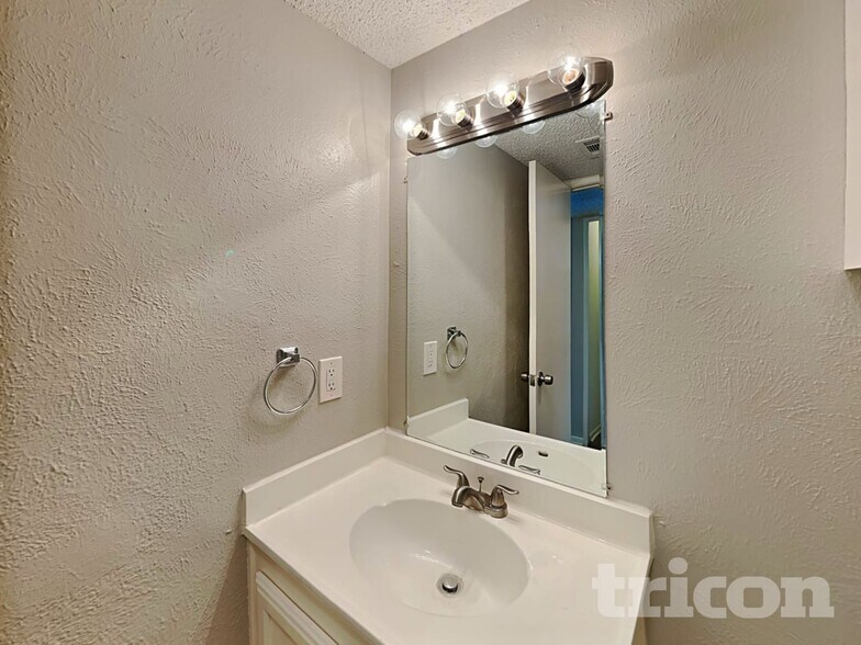 Building Photo - 7437 Sandhurst Ln E