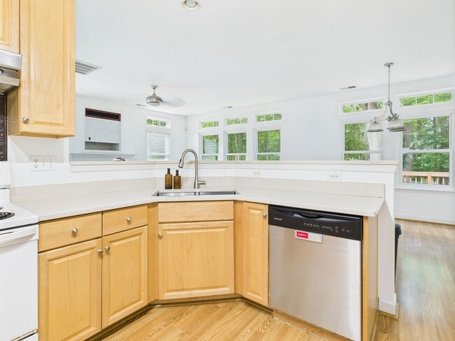 Building Photo - Stunning 4-Bedroom, 2.5-Bathroom Home in t...