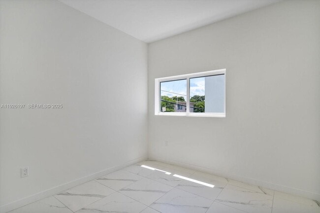 Building Photo - 420 SW 7th Ave