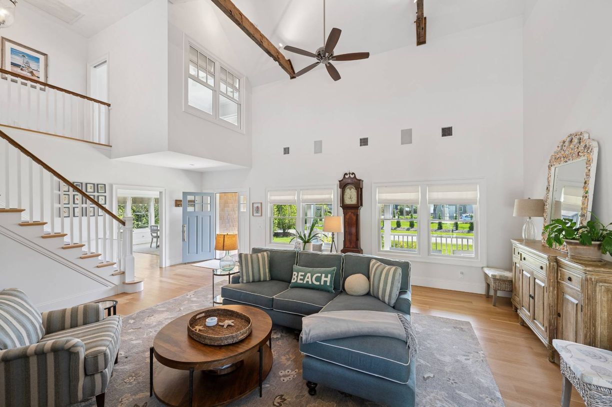 Building Photo - 32 W Neck Cir