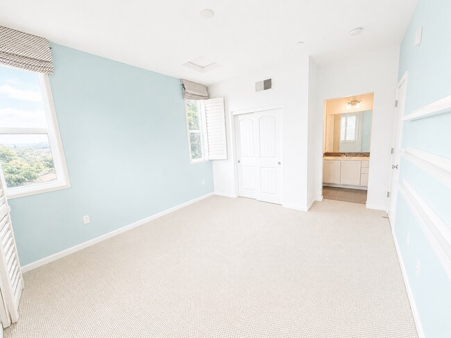 Building Photo - Now Available for Rent — Beautiful 3-Story Townhome in Hayward