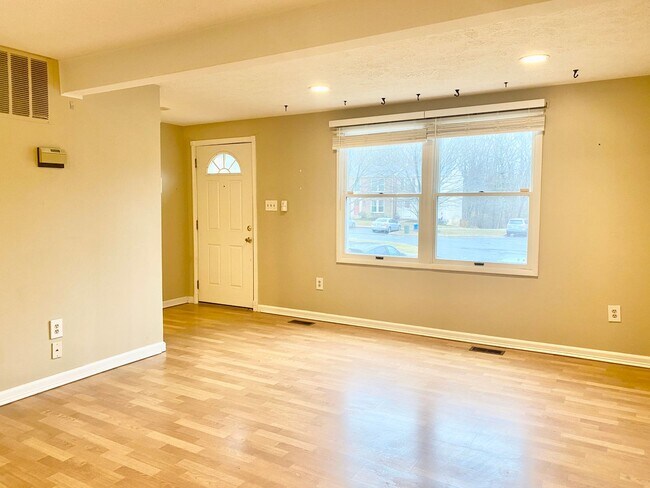 Building Photo - 3 Bedrooms Plus 2 Bonus Rooms!!! 2.5 Baths...