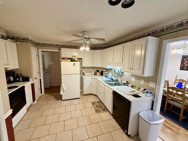 Building Photo - Charming 3BR Home Across from Barnett Shoals Elementary