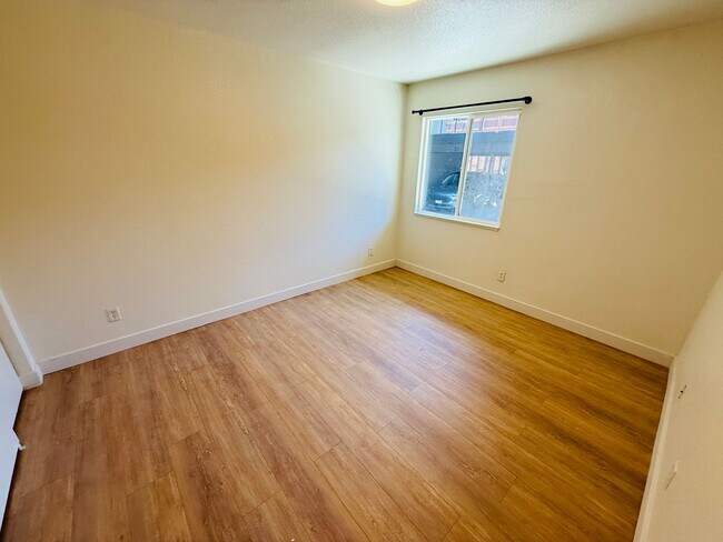 Building Photo - 2 bed 1 bath apartment for rent in South Lake Tahoe